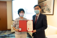 陳新安教授與獲頒長期服務獎的衞善敏博士合照。